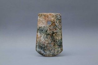 A CHINESE ARCHAIC JADE AXE HEAD, YUE 新石器時代 玉鉞