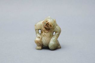A CHINESE JADE CARVING OF A BEAR 漢或或後期 玉熊