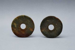 A SET OF SMALL CHINESE ARCHAIC GREEN AND RUSSET JADE DISCS, BI 新石器時 紅山文化或後期 玉璧