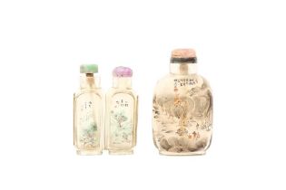 TWO CHINESE INSIDE-PAINTED SNUFF BOTTLES 玻璃內畫鼻煙壺兩件 桂香谷 1895年作 及 諸樂三（傳）1966年作