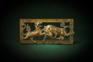 AN ORDOS GILT-BRONZE 'ANIMAL FIGHT' BELT PLAQUE 約公元前 500 年至公元 100 年 鄂爾多斯鎏金獸紋牌飾