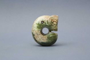 A SMALL ARCHAIC JADE CARVING OF A 'PIG DRAGON', ZHULONG 新石器時代 紅山文化或後期 玉豬龍