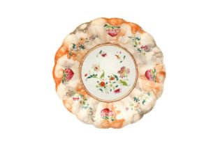 A CHINESE EXPORT FAMILLE-ROSE FOLIATE DISH 清乾隆 粉彩桃紋花口盤