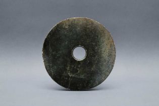 A CHINESE ARCHAIC JADE DISC, BI 新石器時代 玉璧