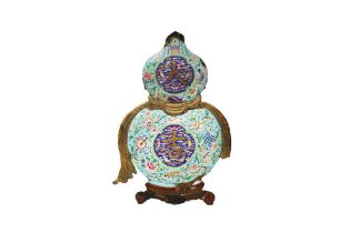 A CHINESE CLOISONNÉ ENAMEL 'DAJI' GOURD PLAQUE 清十八或十九世紀 銅胎畫琺瑯大吉紋葫蘆牌飾