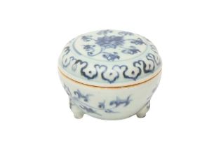 A CHINESE BLUE AND WHITE BOX AND COVER 明 青花三足纏枝蓮紋蓋盒