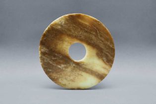 A CHINESE ARCHAIC YELLOW-BROWN JADE DISC, BI 新石器時代 良渚文化或後期 玉璧