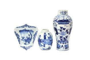 THREE PIECES OF CHINESE BLUE AND WHITE PORCELAIN 清 康熙至十九世紀 清花瓷器一組三件