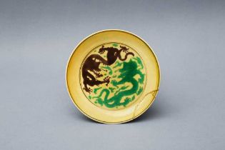 A CHINESE YELLOW-GROUND 'DRAGONS' SAUCER DISH 黃地紫綠彩雙龍紋盤 《大清康熙年製》款
