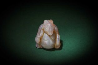 A CHINESE AGATE CARVING OF A BEAR 漢 瑪瑙雕熊