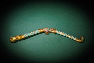 A CHINESE TURQUOISE-INLAID GILT-BRONZE 'FELINE' BELT HOOK, DAIGOU 戰國 青銅錯金銀嵌綠松石帶鉤