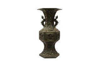 A LARGE CHINESE BRONZE 'BIRDS' VASE 十九至二十世紀 銅雙鳳耳瓶