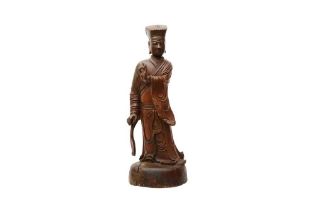 A CHINESE WOOD FIGURE OF A SCHOLAR 清 木雕高立像