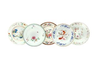 FIVE CHINESE EXPORT FAMILLE-ROSE DISHES 清十八世紀 外銷粉彩盤五件