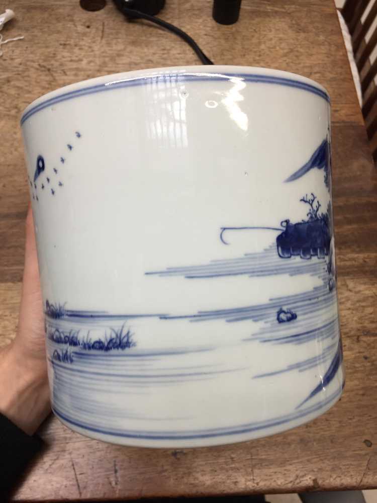 A CHINESE BLUE AND WHITE 'LANDSCAPE' BRUSH POT, BITONG 民國時期 青花山水圖紋筆筒 - Image 3 of 10