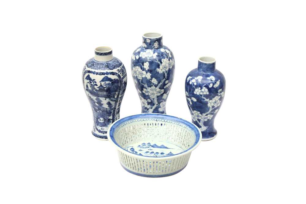 THREE CHINESE BLUE AND WHITE VASES AND A PORCELAIN BASKET 清 十八至十九世紀 青花瓶三件及青花鏤空水仙盆