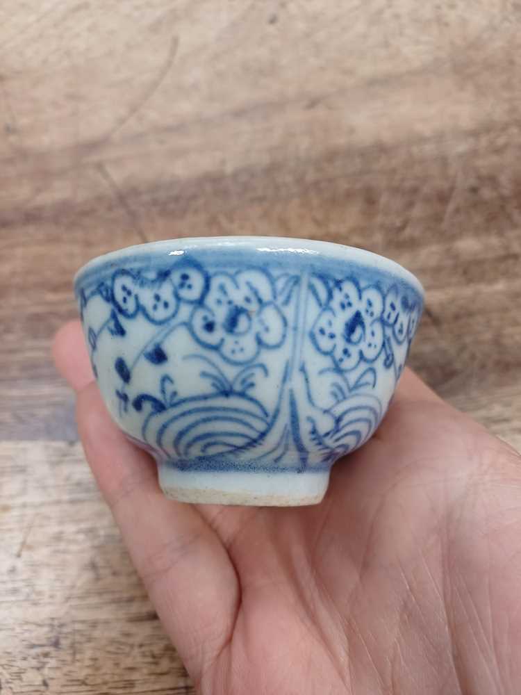 SIX CHINESE BLUE AND WHITE CUPS 清 青花盃六件 - Image 12 of 21