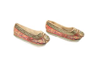 A PAIR OF CHINESE EMBROIDERED SHOES 二十世紀早期 繡花鞋一對