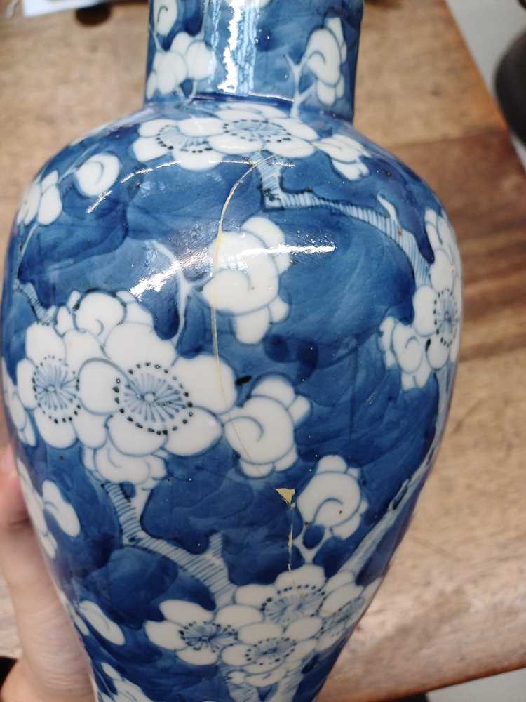 THREE CHINESE BLUE AND WHITE VASES AND A PORCELAIN BASKET 清 十八至十九世紀 青花瓶三件及青花鏤空水仙盆 - Image 12 of 21