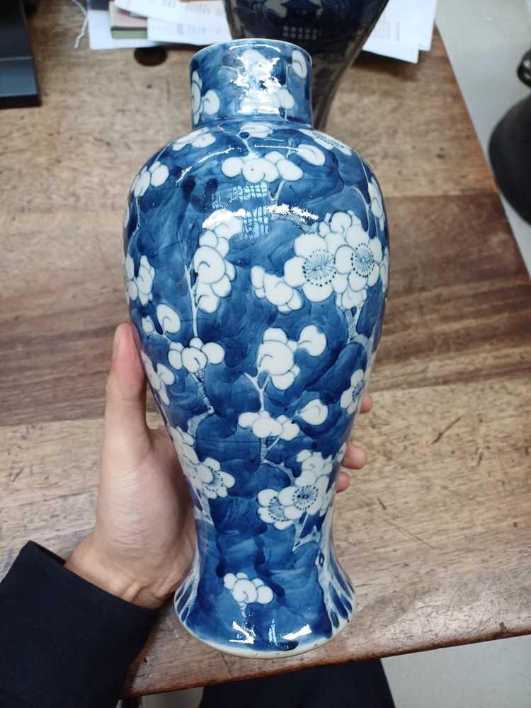 THREE CHINESE BLUE AND WHITE VASES AND A PORCELAIN BASKET 清 十八至十九世紀 青花瓶三件及青花鏤空水仙盆 - Image 13 of 21