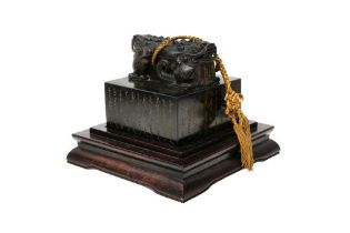 A LARGE CHINESE JADE 'DOUBLE DRAGON' SEAL AND FITTED BOX 二十世紀 碧玉雙龍鈕璽連盒