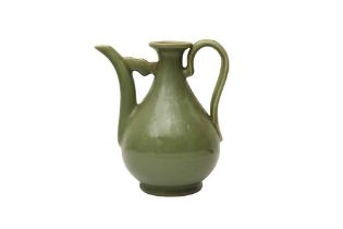 A CHINESE CELADON-GLAZED EWER 十九或二十世紀 青釉執壺