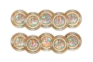 A GROUP OF TEN CHINESE CANTON FAMILLE-ROSE DISHES 清十九世紀 廣彩人物故事圖盤一組十件