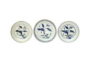 THREE CHINESE BLUE AND WHITE SAUCER DISHES 明 青花鳥紋碟三件