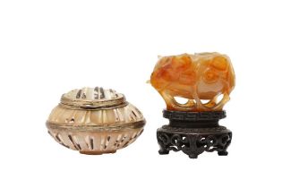 A SMALL CHINESE AGATE POT AND A SHELL BOX 十九或二十世紀 瑪瑙雕水盂及殼雕蓋盒