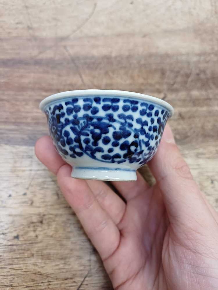 SIX CHINESE BLUE AND WHITE CUPS 清 青花盃六件 - Image 21 of 21