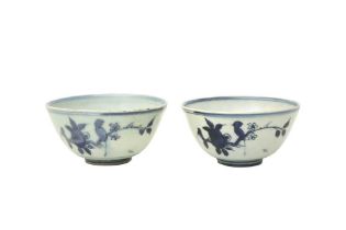 A PAIR OF CHINESE BLUE AND WHITE 'BIRD AND PEACH' BOWLS 明萬曆 青花鳥果紋圖盌一對