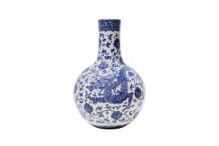 A LARGE CHINESE BLUE AND WHITE 'DRAGON' BOTTLE VASE 二十世紀 青花穿花龍紋賞瓶 《大清乾隆年製》款