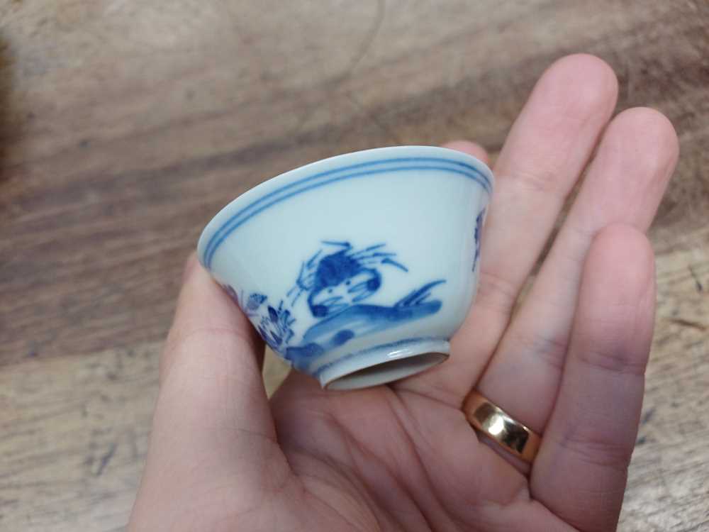 TWO CHINESE BLUE AND WHITE 'CRAB' CUPS 清 青花荷花蟹紋盃兩件 《成化年製》款 - Image 5 of 9
