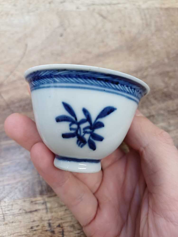 SIX CHINESE BLUE AND WHITE CUPS 清 青花盃六件 - Image 6 of 21