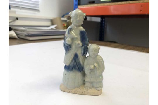 A CHINESE PORCELAIN FIGURE GROUP 清十八世紀 仕女童子像 - Image 5 of 6