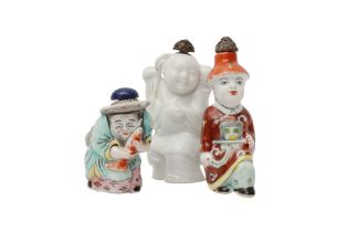 THREE CHINESE PORCELAIN 'FIGURATIVE' SNUFF BOTTLES 二十世紀 陶瓷人物鼻煙壺三件