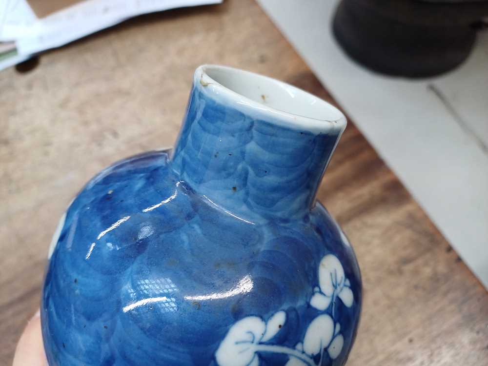 THREE CHINESE BLUE AND WHITE VASES AND A PORCELAIN BASKET 清 十八至十九世紀 青花瓶三件及青花鏤空水仙盆 - Image 9 of 21