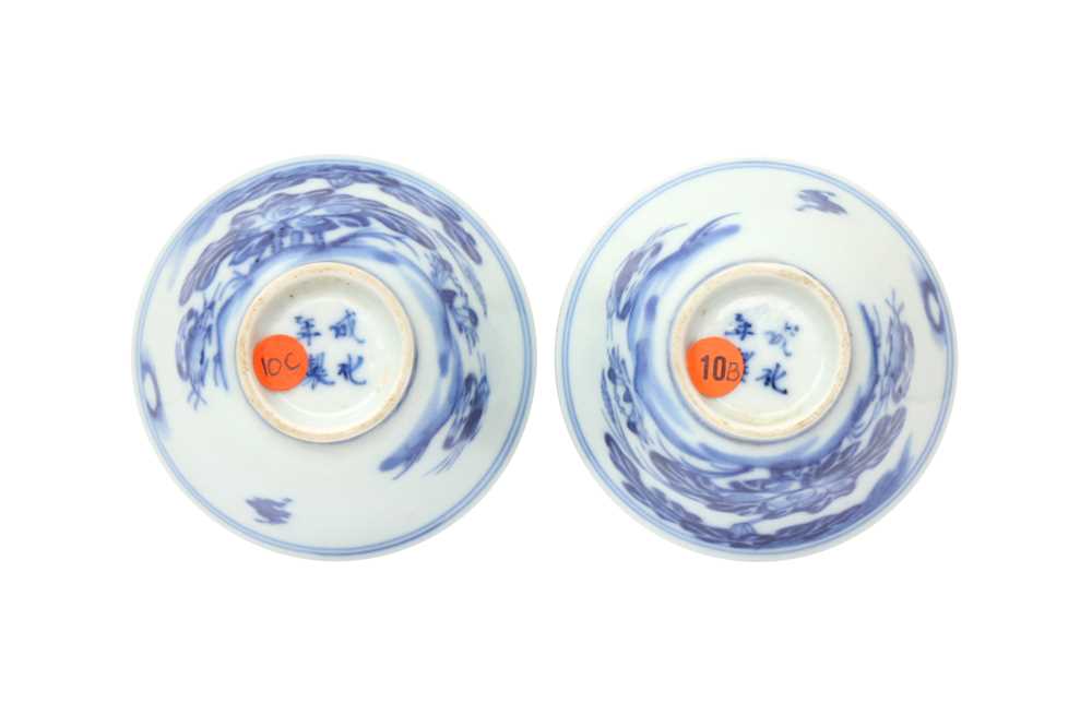 TWO CHINESE BLUE AND WHITE 'CRAB' CUPS 清 青花荷花蟹紋盃兩件 《成化年製》款 - Image 2 of 9