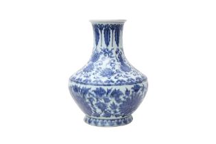 A CHINESE BLUE AND WHITE 'LOTUS' VASE 二十世紀 青花纏枝蓮紋瓶