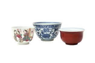 A GROUP OF THREE CHINESE BOWLS 十九至二十世紀 盌一組三件
