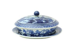 A CHINESE BLUE AND WHITE TUREEN, COVER AND DISH 十九至二十世紀 青花山水圖紋湯盌連蓋