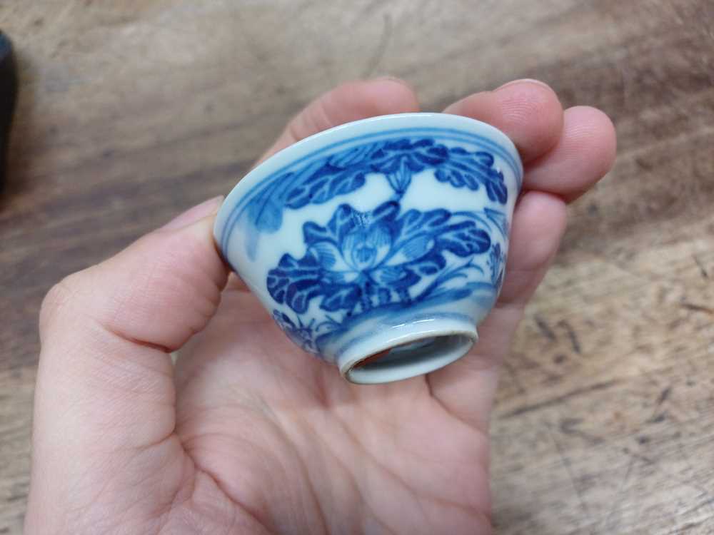 TWO CHINESE BLUE AND WHITE 'CRAB' CUPS 清 青花荷花蟹紋盃兩件 《成化年製》款 - Image 4 of 9
