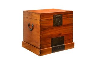 A CHINESE CAMPHOR WOOD TABLE-TOP CHEST, GUANPIXIANG 十九或二十世紀 樟腦木官皮箱