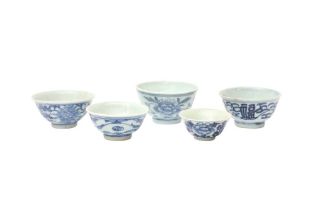 FIVE CHINESE BLUE AND WHITE CUPS 清十九世紀 青花花卉紋盃五件