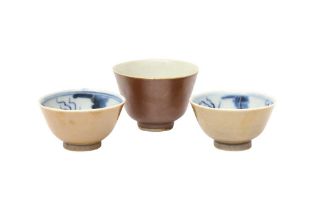 THREE CHINESE BROWN-GLAZED CUPS 二十世紀早期 褐釉盃三件