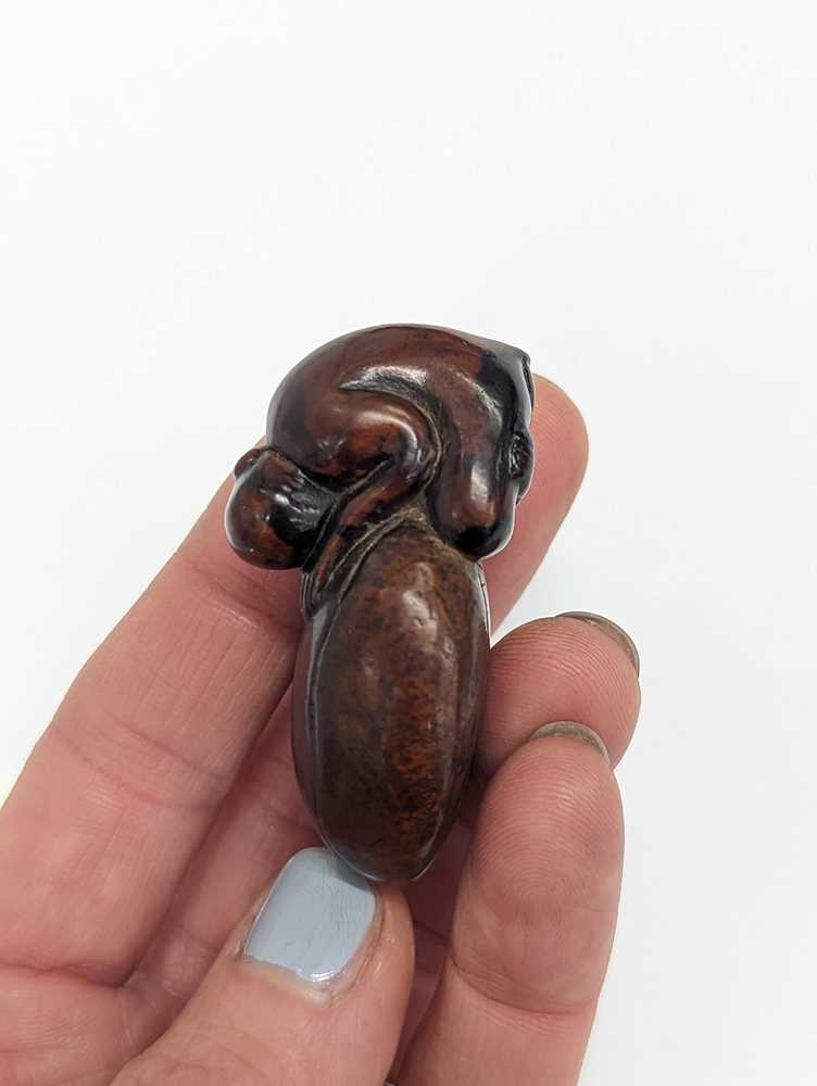 A JAPANESE WOOD 'MONKEY AND CHESTNUT' NETSUKE - Image 3 of 6