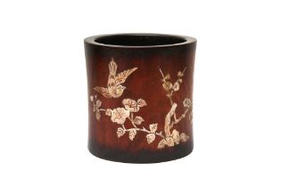 A CHINESE MOTHER-OF-PEARL-INLAID WOOD BRUSH POT, BITONG 清十九世紀 木嵌螺鈿花鳥圖紋筆筒