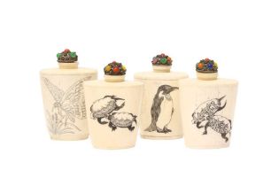 FOUR CHINESE BONE SNUFF BOTTLES 二十世紀早期 骨刻鼻煙壺一組四件