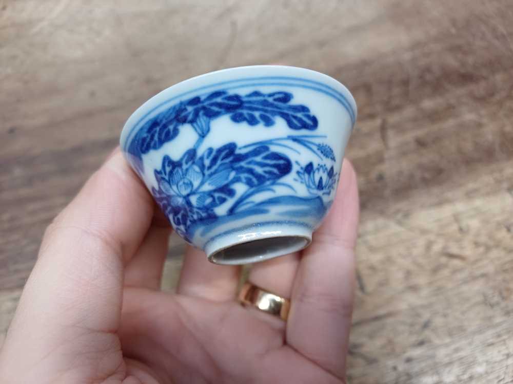 TWO CHINESE BLUE AND WHITE 'CRAB' CUPS 清 青花荷花蟹紋盃兩件 《成化年製》款 - Image 3 of 9