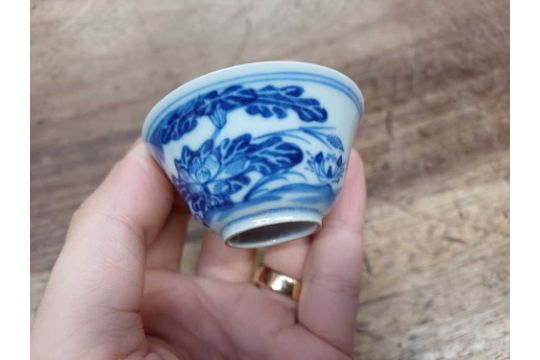 TWO CHINESE BLUE AND WHITE 'CRAB' CUPS 清 青花荷花蟹紋盃兩件 《成化年製》款 - Image 3 of 9